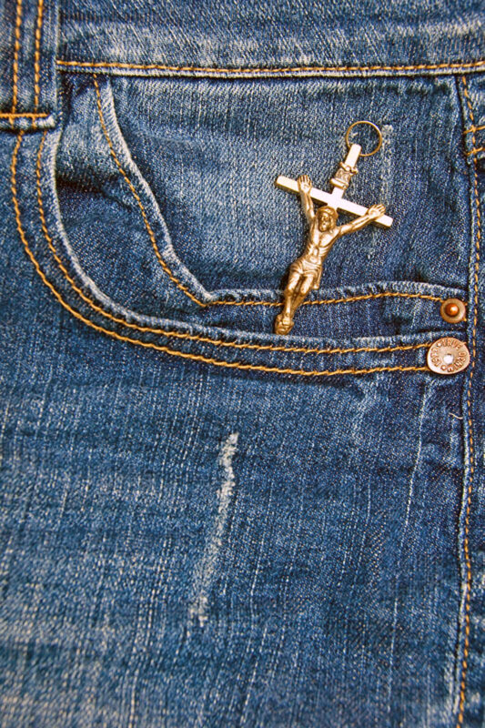 Kreuz in der Jeanstasche